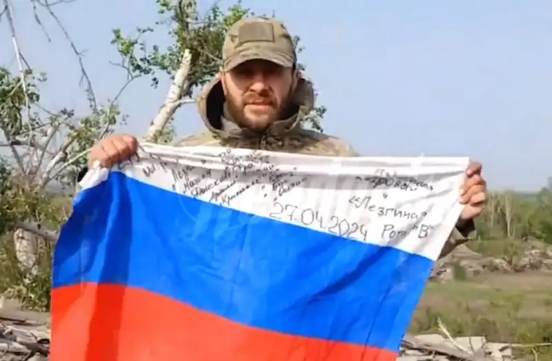 Бойцы 47-й танковой дивизии подняли российский флаг над Кисловкой на Купянском направлении