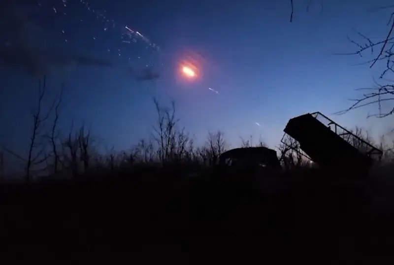 俄罗斯军队在对敌人进行猛烈炮火攻击后进入索洛维沃村