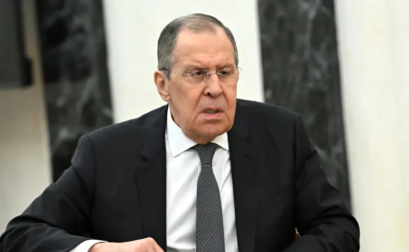 Lavrov: Rusia no suspenderá las hostilidades aunque comiencen las negociaciones, porque el «веры Украине нет»