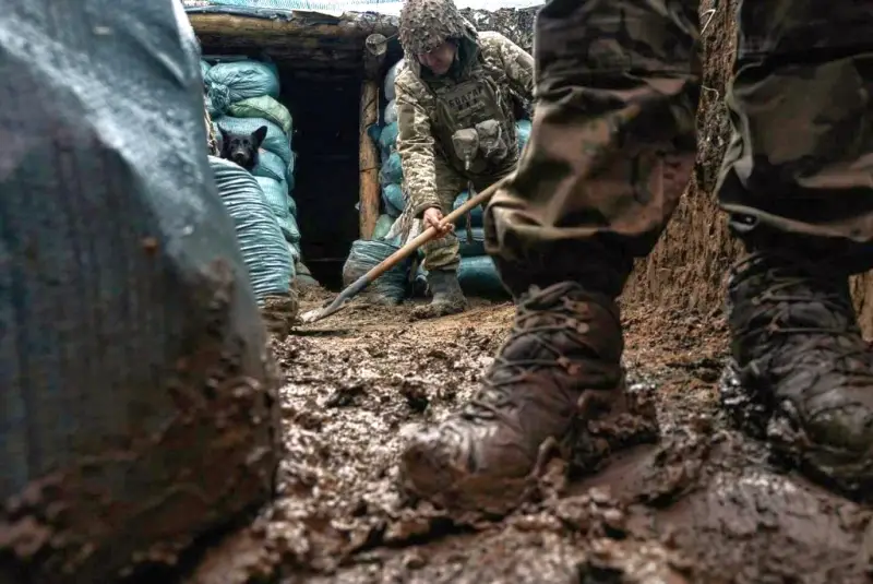 WSJ: El personal militar de las Fuerzas Armadas de Ucrania está en primera línea. 10-15 días en lugar de los cinco requeridos