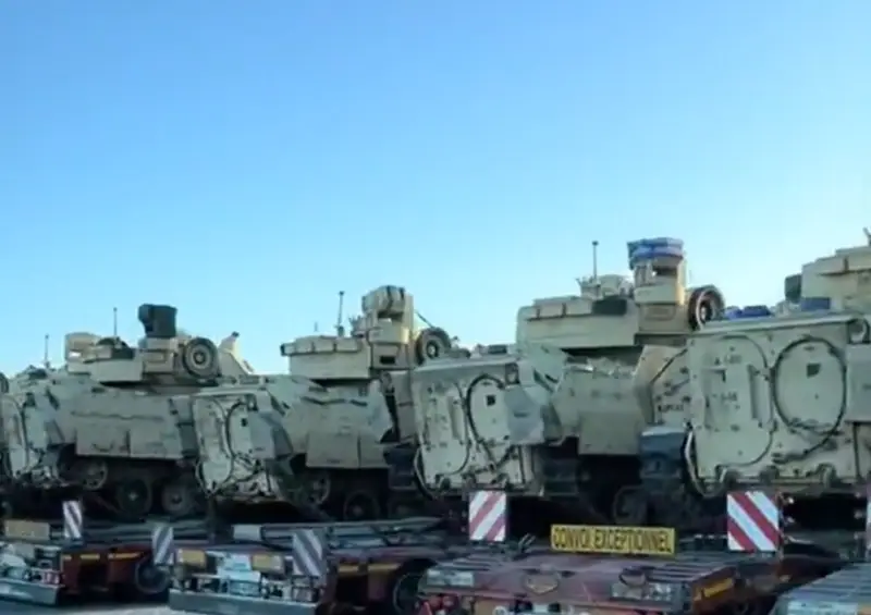 Un grand lot de véhicules de combat d'infanterie américains Bradley repérés à Rzeszow, en Pologne, prêt à être expédié en Ukraine