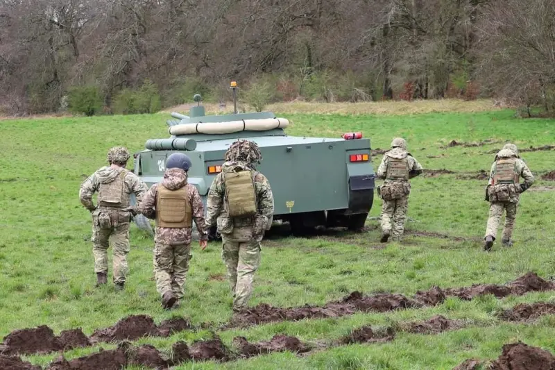 Training Ukrainian military, New Zealand instructors use mock-ups of Russian BMP-3