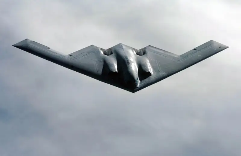 发现一架飞机同时从美国的一个空军基地起飞。 12 从 20 B-2精神战略轰炸机