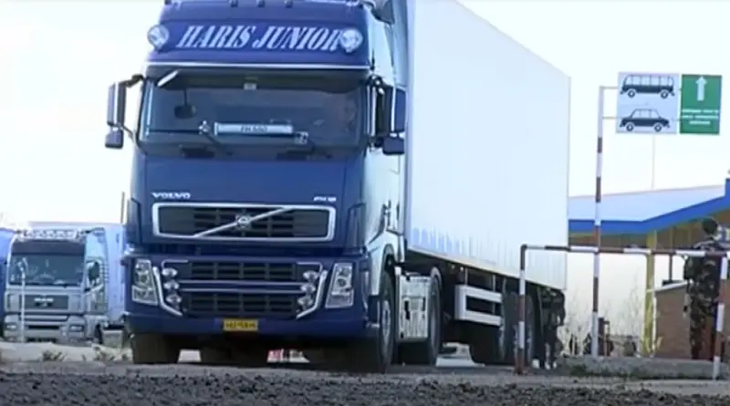 边境的 TCC 员工将卡车司机从航班上移走，并将他们送往乌克兰武装部队