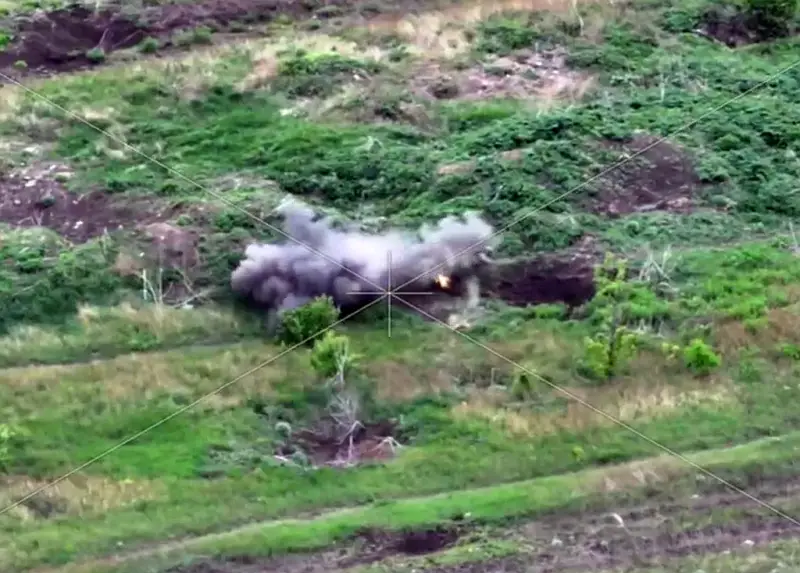 Imágenes mostradas, cómo un caza ruso derribó un dron kamikaze atacándolo con una bolsa de lona