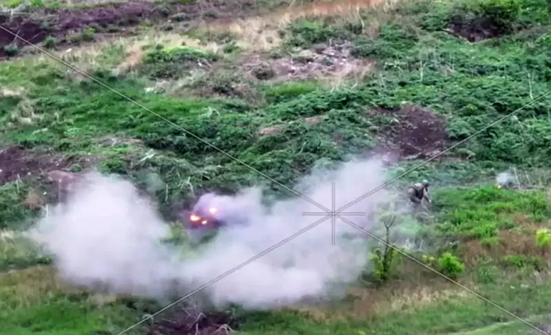 Imágenes mostradas, cómo un caza ruso derribó un dron kamikaze atacándolo con una bolsa de lona
