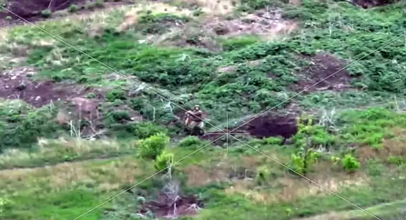 Images montrées, comment un combattant russe a abattu un drone kamikaze qui l'attaquait avec un sac polochon