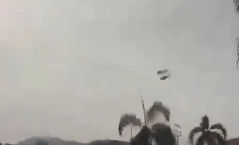 被螺丝卡住了: 马来西亚阅兵排练期间两架直升机相撞的镜头