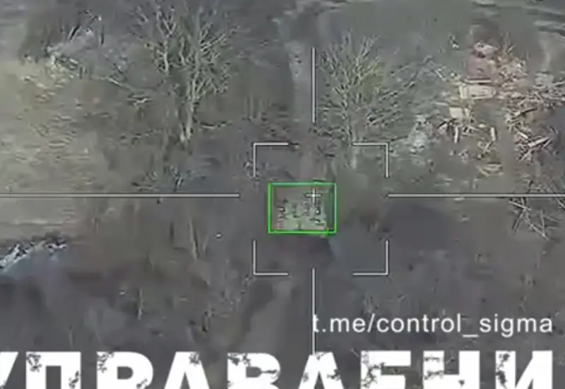 Опубликованы кадры уничтожения «Ланцетом» техники ВСУ в 12 км от границы с Курской областью