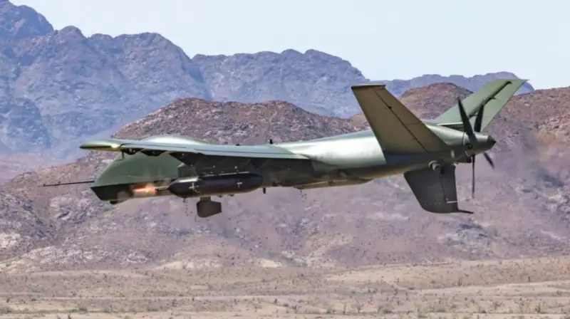 Drone americano Mojave con Minigun DAP-6 con velocidad de disparo general 6000 Los disparos por minuto alcanzan objetivos terrestres durante las pruebas.