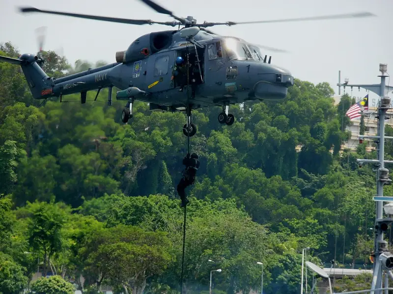 Зацепились винтами: показаны кадры столкновения двух вертолётов во время репетиции парада в Малайзии