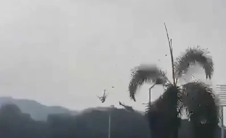 Зацепились винтами: показаны кадры столкновения двух вертолётов во время репетиции парада в Малайзии