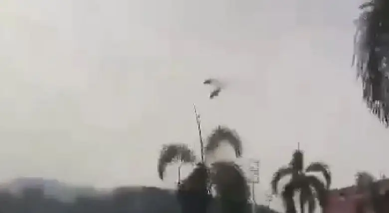 被螺丝卡住了: 马来西亚阅兵排练期间两架直升机相撞的镜头