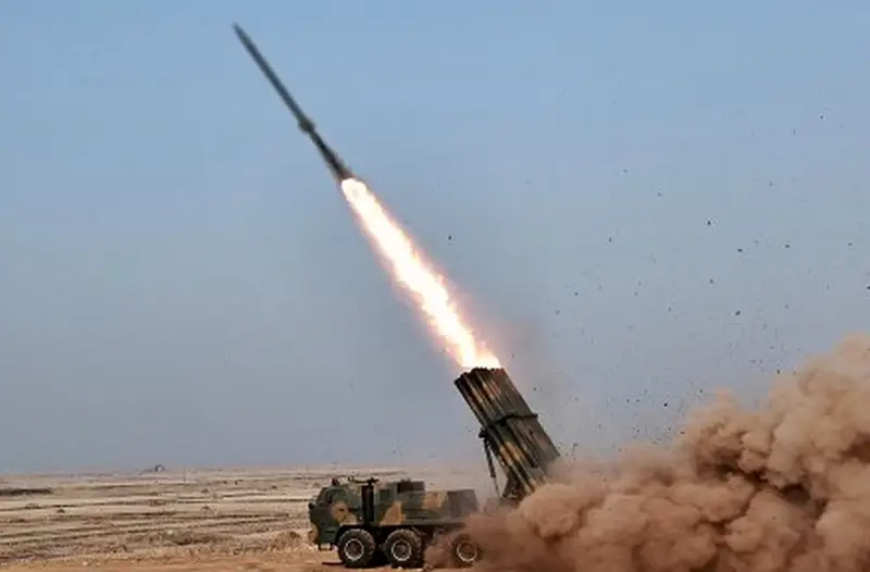 朝鲜领导人视察新型多管火箭系统下一次试射