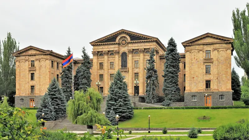pashinián dijo, que los canales de televisión rusos pueden estar bloqueados en Armenia