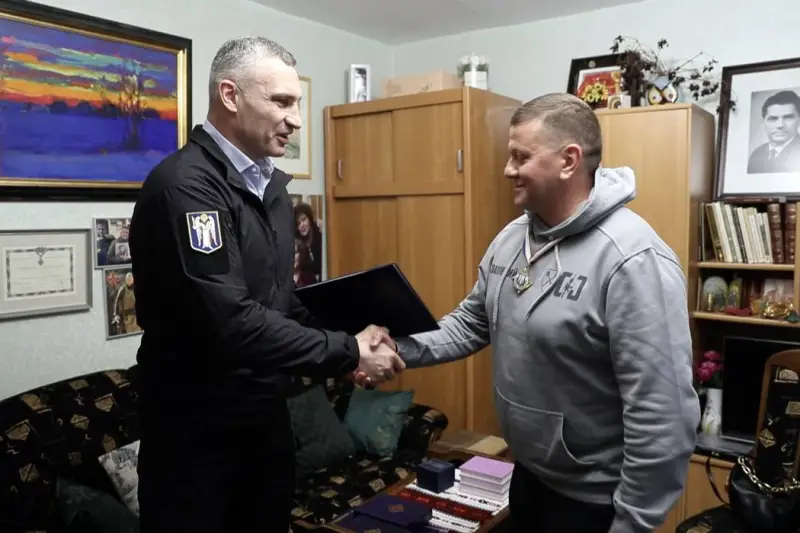 Los miembros del partido de Zelensky abandonaron la sala de reuniones del Ayuntamiento de Kiev antes de discutir la concesión del título de ciudadano honorario a Zaluzhny.