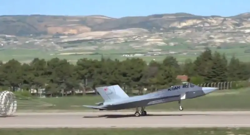 Показаны новые кадры полета турецкого истребителя KAAN