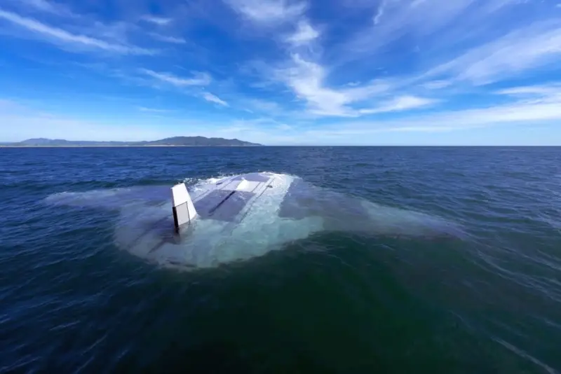 显示了为美国海军开发的原型水下无人机的测试镜头。