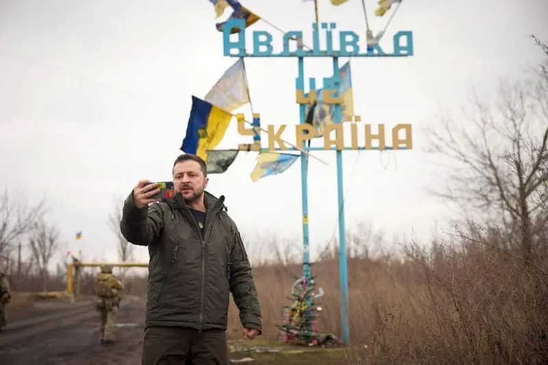 一位美国记者向泽伦斯基提出建议, 如何一夜之间结束乌克兰冲突
