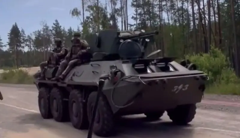 Un véhicule blindé de transport de troupes (BTR-70) doté d'un module de combat a été vu en service dans les troupes ukrainiennes «Naviguer»