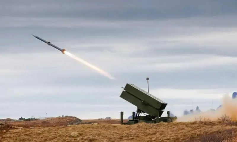 Les images filmées par un habitant de Kiev le montrent clairement, qu'une fusée du complexe norvégien NASAMS des forces armées ukrainiennes aurait pu tomber sur un hôpital de la capitale ukrainienne