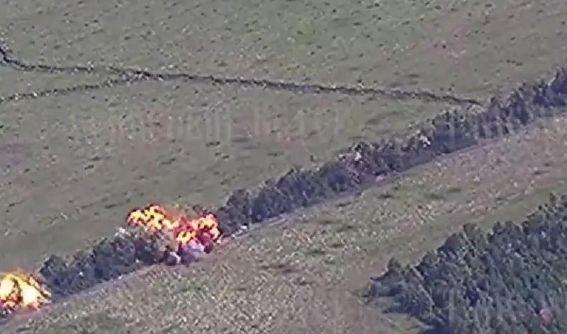 Des images d'une attaque des Forces aérospatiales russes avec deux FAB et l'UMPC contre les positions des Forces armées ukrainiennes dans la ceinture forestière de la région de Kharkov sont apparues.