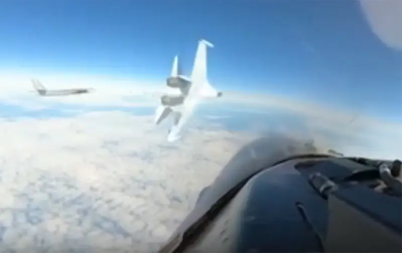 «Саечка за испуг»: Russian Su-35 made an American fighter pilot nervous, observing the Tu-95MS in the Alaska region