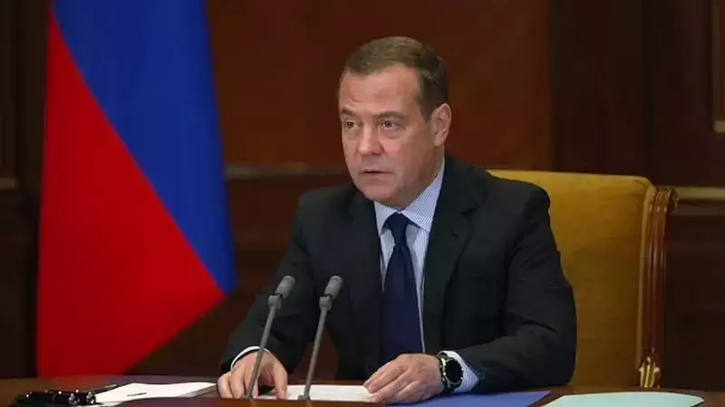 «Ne réveille pas la bête»: Medvedev rappelé «sections de Pologne» Général Andrzejczak, a menacé de frapper Saint-Pétersbourg