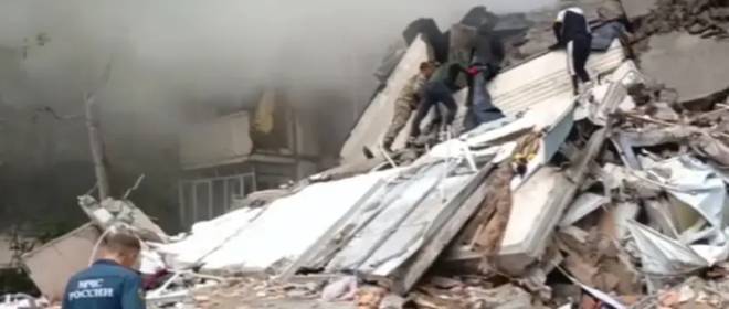 Ukrayna Silahlı Kuvvetlerinin bombardımanı sırasında çöken Belgorod yüksek katlı binasının girişini restore etmeye karar verdiler.