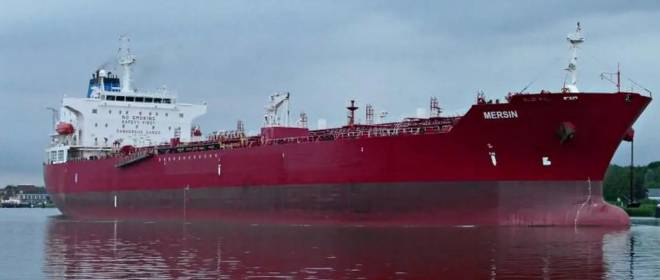 У берегов Африки тонет следовавший из России в Сенегал нефтяной танкер