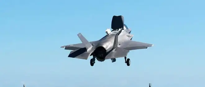 威尔士亲王号航空母舰上第二架F-35B战斗机紧急降落