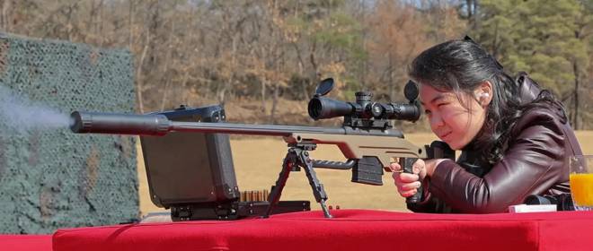 Дочь Ким Чены Ына наряду с генералами осваивала новейшую снайперскую винтовку