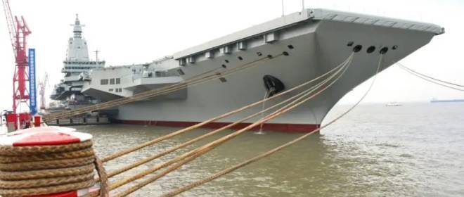 中国第三艘航母福建号离开上海造船厂，首次出海进行海试