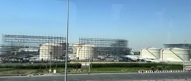 В ОАЭ нефтяные резервуары закрывают от атак БПЛА металлическими решётками