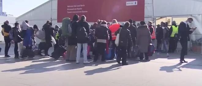 פליטים אוקראינים בגרמניה החלו לקבל מכתבים הקוראים להם לחפש עבודה