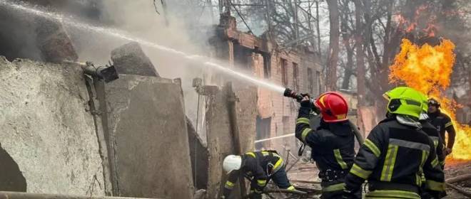 Пожар потушили только утром: целью ночной атаки ВС РФ по Запорожью был вагоноремонтный завод