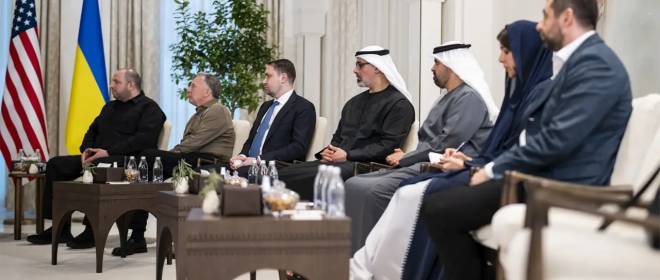 Уже без кепки, но в кроссовках: в ОАЭ опубликовали кадры с начала переговоров