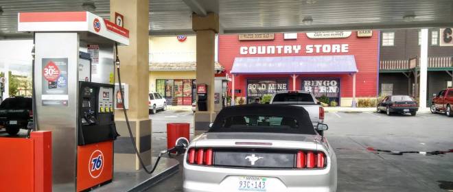 Цены на бензин в США в декабре упали до минимума за последние четыре года