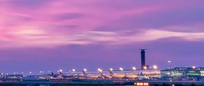 Un incendio de grandes proporciones se desató cerca del aeropuerto Charles de Gaulle de París.