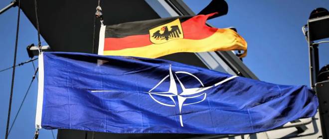 Румын и грек сбросили в двигательные отсеки кораблей ВМС ФРГ 20 кг гравия