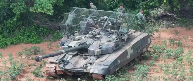 В ход пошёл «капюшон»: тайские войска пытаются защитить танк Т-84 «Оплот-Т»