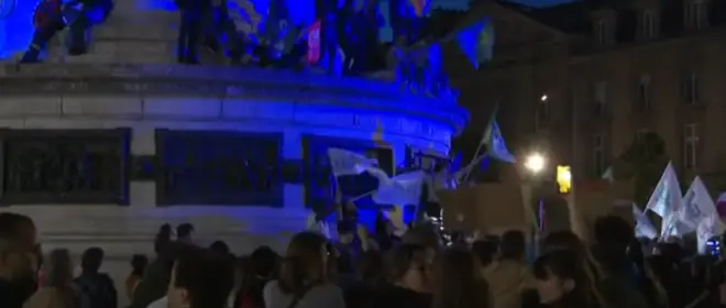 Французские протестующие: правительство Франции поддерживает Украину, у которой юридически нет конституции