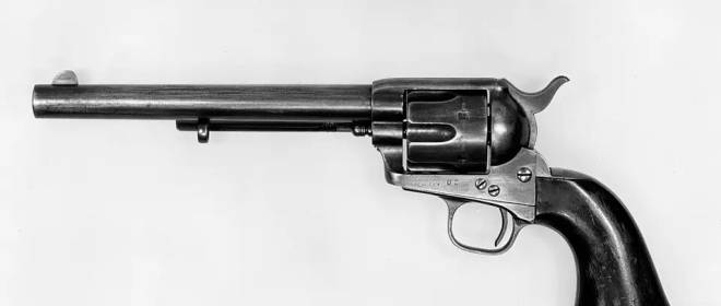 На этой выставке «картин» лишь «кольт» присутствует один…