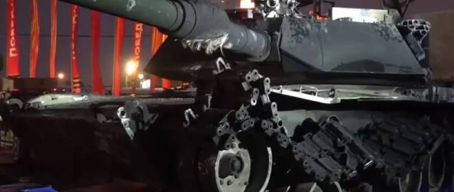 ベルディキ近郊から避難したアメリカのエイブラムス戦車が、ポクロンナヤの丘にある鹵獲機器の展示場に引き渡された