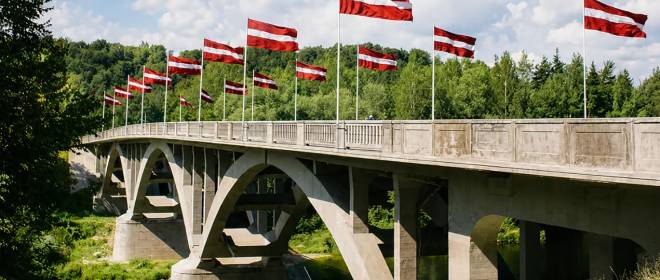 В Латвии неопознанный беспилотник упал в озеро и взорвался