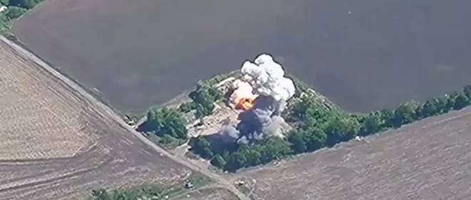 Il Ministero della Difesa ha mostrato la distruzione mediante un attacco missilistico di un'area di difesa aerea posizionale delle forze armate ucraine con un sistema di difesa aerea IRIS-T nella regione di Kharkov