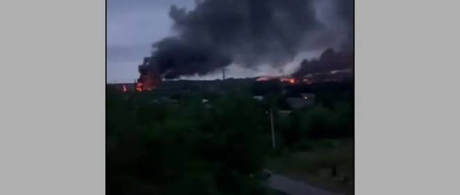 В районе машиностроительного завода в Дрогобыче Львовской области продолжается открытое горение после поражения цели российскими дронами и ракетами