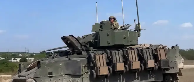 Возможное будущее бронетехники: показана БМП Bradley, перевозящая пять НРТК с ИИ