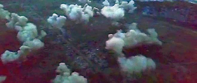 Des images panoramiques du bombardement des positions des forces armées ukrainiennes sur l'une des sections du front de Donetsk sont projetées.