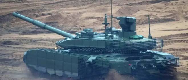 Ukrayna Silahlı Kuvvetleri'ne ait FPV insansız hava araçlarının çok sayıda isabet almasının ardından muharebe görevini sürdürmeye devam eden bir Rus tankı kameraya yansıdı